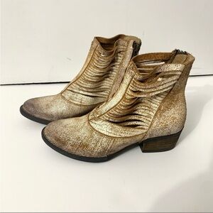 Sbicca white/gold heeled booties